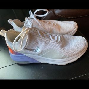 Women’s Nike tennis shoes